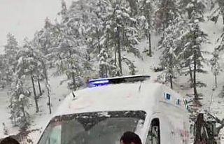 Karda mahsur kalan ambulansı köylüler traktörle...