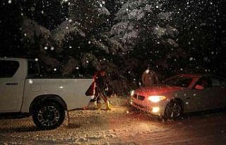 Karda mahsur kalan araçlar belediye ekiplerince kurtarıldı