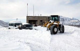 Karda mahsur kalan çoban ve sürüsü 3 saat süren...