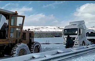 Karda mahsur kalan tırlar iş makineleriyle kurtarılıyor