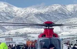 Karda mahsur kalan yeni doğan bebek için ambulans...