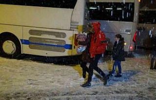 Karda mahsur kalan yolcular, valizlerini alıp geri...