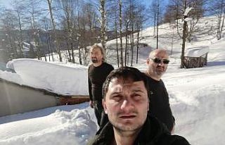 Karda mahsur kalanların imdadına belediye ekipleri...