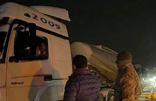 Karda yolda kalanlara kumanya ikramı