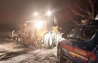 Karda yolda kalanları belediye ekipleri kurtarıyor