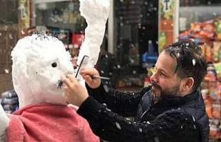 Kardan adama sokak ortasında ’sinekkaydı’ tıraş