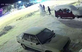 Kardan adamın kafasını yumrukla yıkıp, şapkasını...