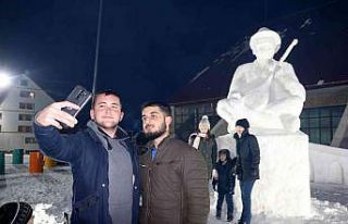 Kardan Aşık Veysel heykeli ilgi gördü