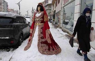 Kardan gelin yaptı, bindallı giydirdi