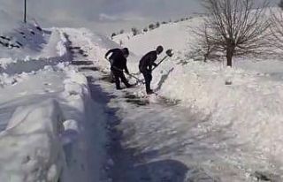 Kardan kapanan yolları köy sakinleri kendileri açtı