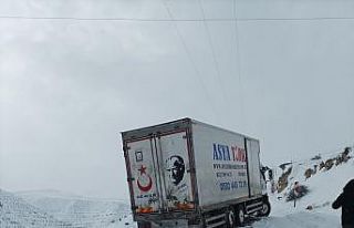 Kardan kayan nakliyat aracı yolu kapattı