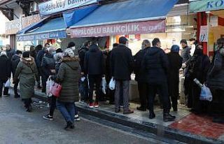 Kardan sonra evden çıkan vatandaş balığa hücum...
