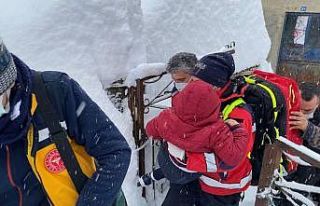 Kardan yolu kapanan köydeki hasta çocuk için tüm...