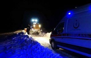 Kardan yolu kapanan köydeki hasta için ekipler seferber...