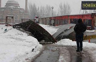 Karın ağırlığına dayanamayan çatı çöktü