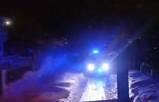 Karla kaplanan yolda ambulansın yolunu açtılar