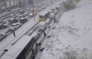 Karla kaplı E-5 Karayolunda uzun araç kuyrukları...