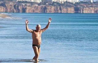 Karla kaplı Türkiye’ye inat Antalya’da deniz...