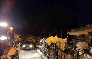 Karla kaplı yolda araç içinde mahsur kaldılar