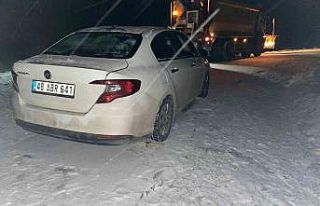 Karla kaplı yolda mahsur kalan 4 kişilik aile jandarma...