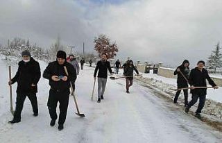 Karla kaplı yolu imece usulü ile açtılar