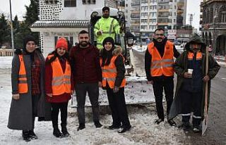 Karla mücadelede gönüllülerden sıcak çorba