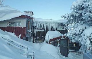 Karlar altında kalan evler ve doğa, seyrine doyumsuz...