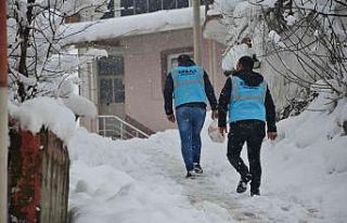 Karlı havada sıcak yemek evlerine kadar ulaştırılıyor