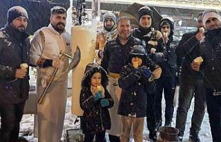 Karlı havada vatandaşa dondurma ikramı