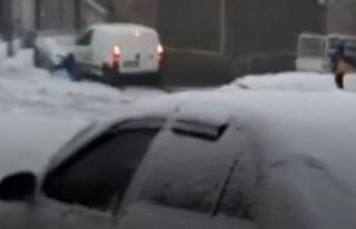 Karlı yolda araç kaydı, küçük çocuk ölümden...
