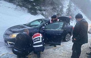 Karlı yolda kalan araçları jandarma ekipleri kurtardı
