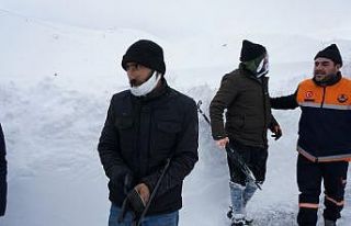 Karlı yolda kalan vatandaşların imdadına ekipler...