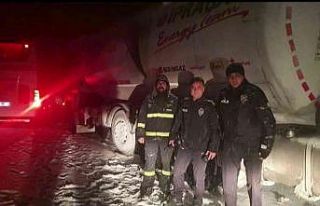 Karlı yolda kalanlara polis yakıt yetiştirdi