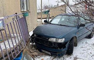 Karlı yolda kayan otomobil evin balkonuna çarparak...