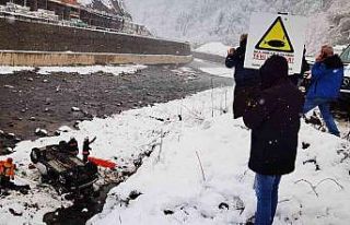 Karlı yolda kontrolden çıkan araç dereye uçtu:...