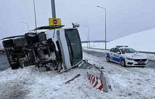 Karlı yolda servis minibüsü yan yattı: 3 yaralı