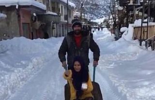 Karlı yollarda el arabalı eğlence
