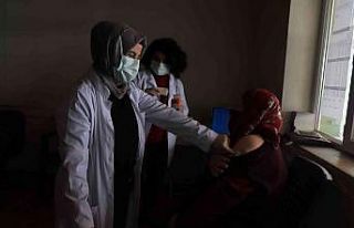 Karlı yolları aşıp, aşılıyorlar