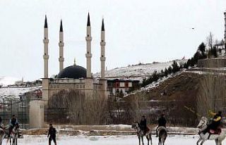 Karlı zeminde oynanan ciritte, at üzerinden düşen...