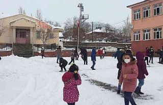 Karlıova’da yağan karın tadını çocuklar çıkardı