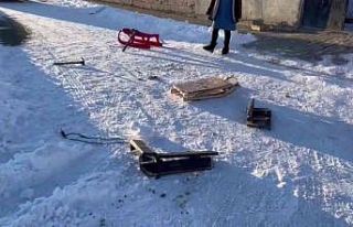 Karne günü iki kardeş kızakla kayarken otomobilin...