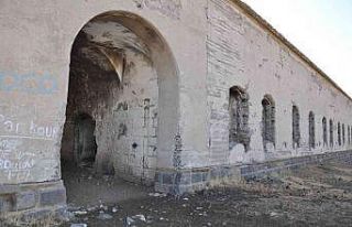 Kars tabyaları yok oluyor