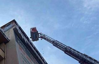 Kars’ta belediye buz sarkıtlarını temizliyor