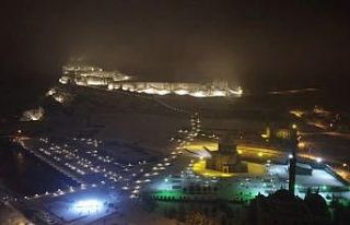 Kars’ta vatandaşlar kar altında halay çekti