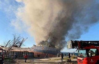 Kartal açıklarında karaya oturan bir gemide yangın...