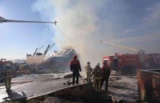 Kartal Belediyesi’nden gemi yangınını söndürme...