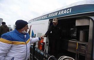 Kartal Belediyesi’nden vatandaşlara sıcak çorba...