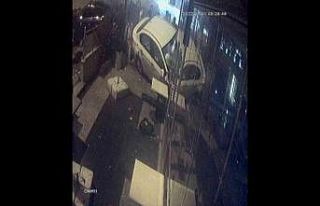 Kartal’da kafa kafaya çarpışan araçlardan biri...
