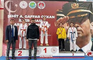 Kartepeli sporcular karate turnuvasından derece ile...