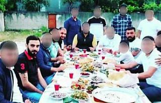 Katilleriyle fotoğraf çektirmiş